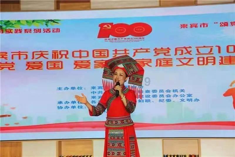 黑色吊带上衣搭配浅蓝色牛仔裤，复古的风格你会心动吗？游戏画面