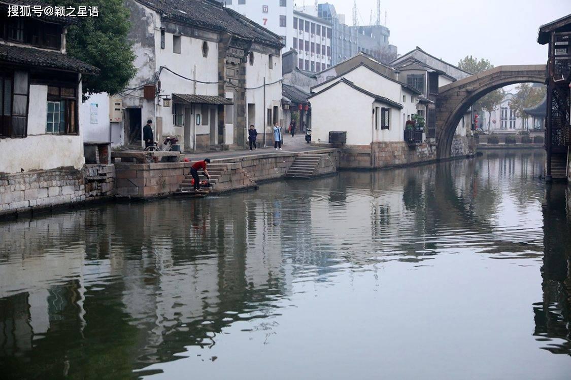 黑色吊带上衣搭配浅蓝色牛仔裤，复古的风格你会心动吗？游戏画面